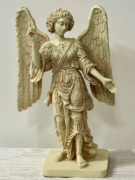 Hovedbilde Erkeengelen Raphael Statue