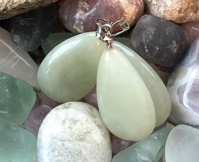 Dråpe Anheng Lys Grønn Serpentin - New Jade